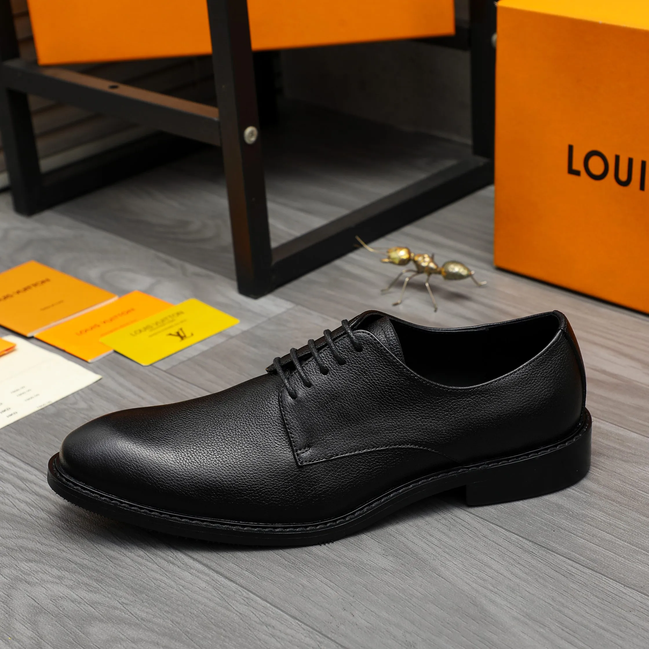 Men's shoes 💰p460 Product trademark: LV (Louis Vuitton) business lace-up formal leather shoes Regular size: 39-44 (38.45 custom-made, non-returnable) Product materials: Selected high-quality pebbled cowhide upper, cowhide lining, original rubber outsole